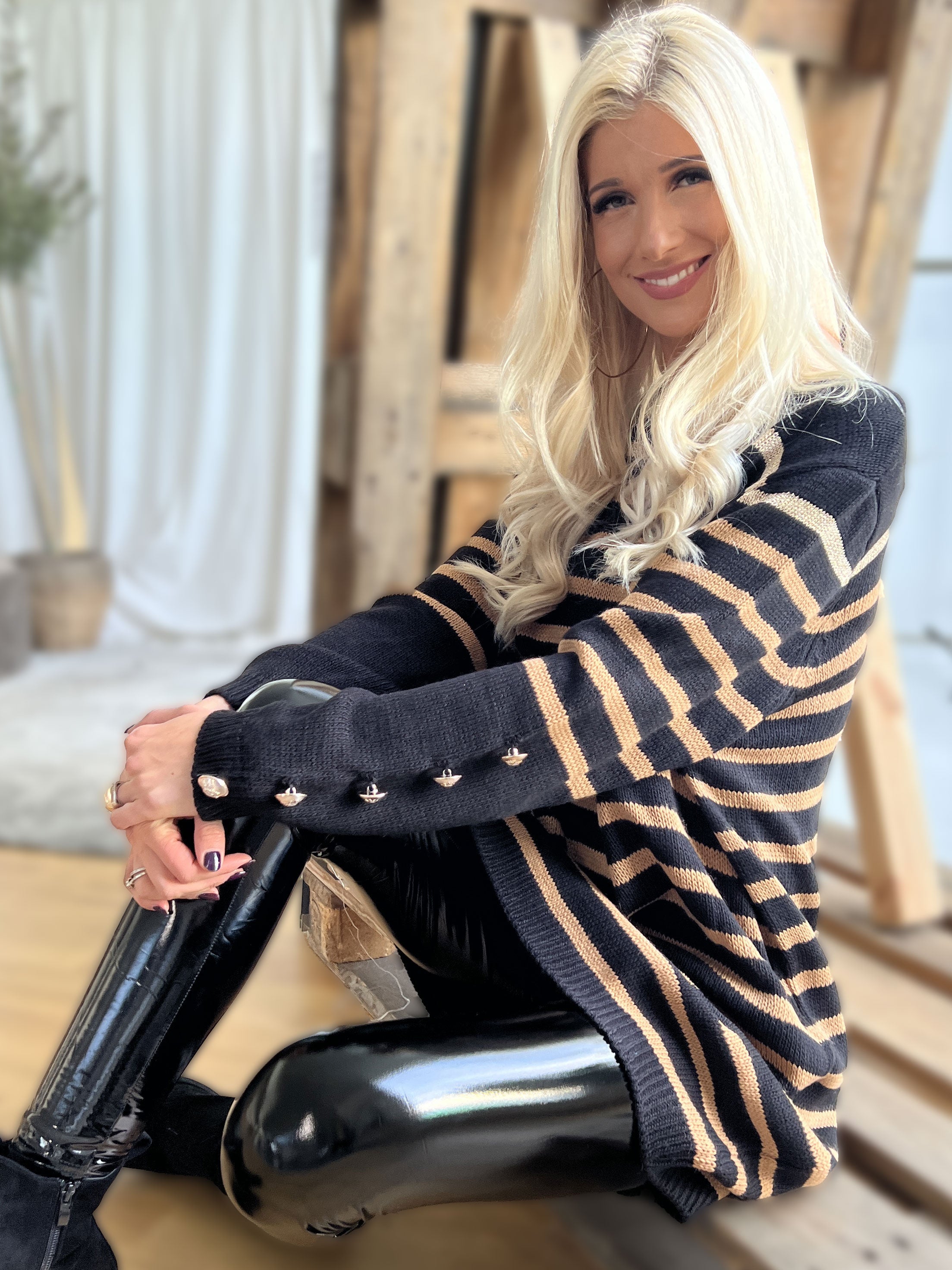 Mirindi - Randig stickad klänning med knappar på ärmarna - Camel